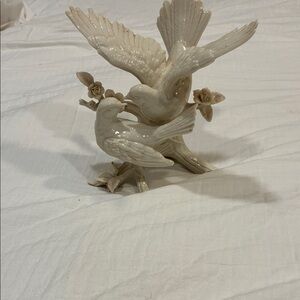 Lenox Cream dove cake topper preowned used once. Excellent condition.